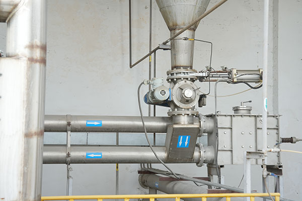 Nyersanyag -tároló tartályok